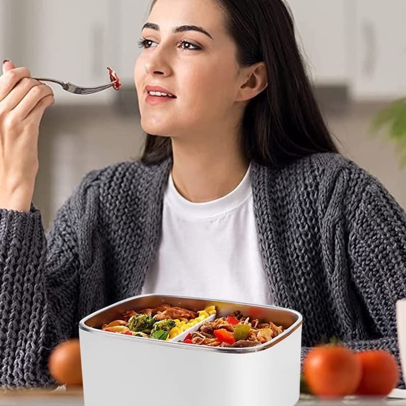 Mujer comiendo un plato caliente directamente de la fiambrera electrica Thermobox en una cocina