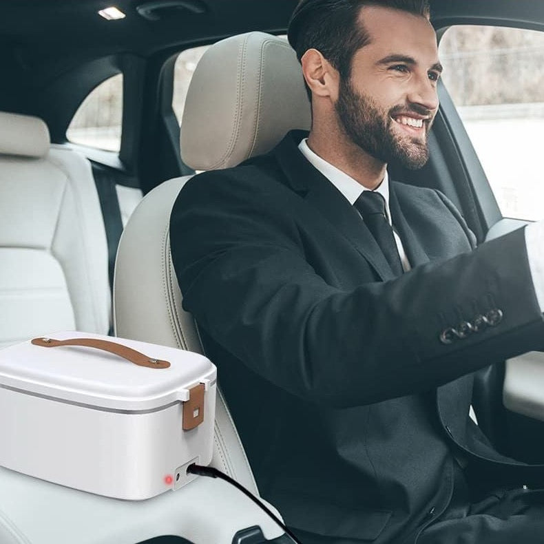 Conductor al volante con la fiambrera electrica Thermobox enchufada en el asiento del copiloto